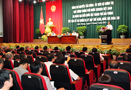 ທ່ານນາຍົກລັດຖະມົນຕີ ຫງວຽນເຕີນຢຸງ ພົບປະກັບຜູ້ມີສິດເລືອກຕັ້ງນະຄອນຫາຍຟ່ອງ